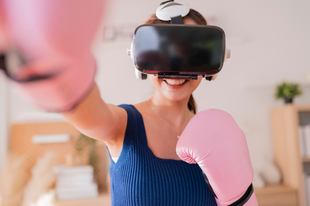 Kvinna som boxar vid virtual reality glasögonen på sig.
