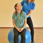 Fysioterapeut Annemarie har kontakt vid en patient på pilatesbollen.