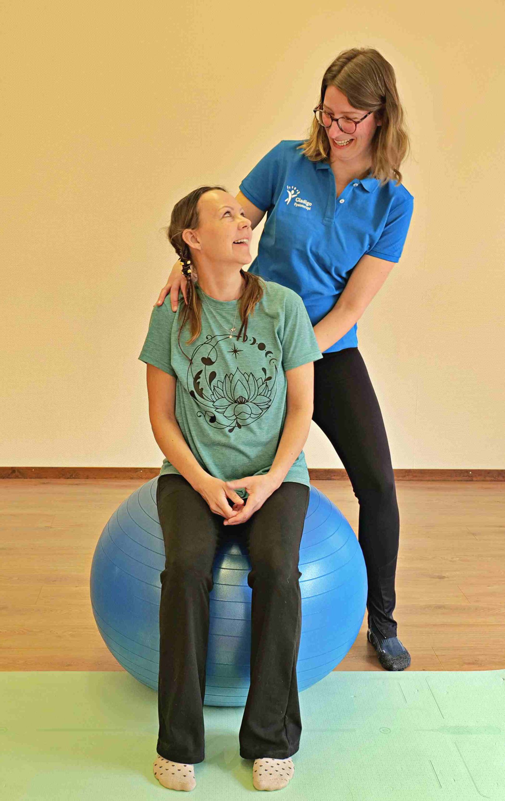 Fysioterapeut Annemarie har kontakt vid en patient på pilatesbollen.